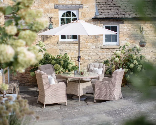 Chedworth Sandstone Rattan 4 Seat Round Dining Set with Parasol & Base