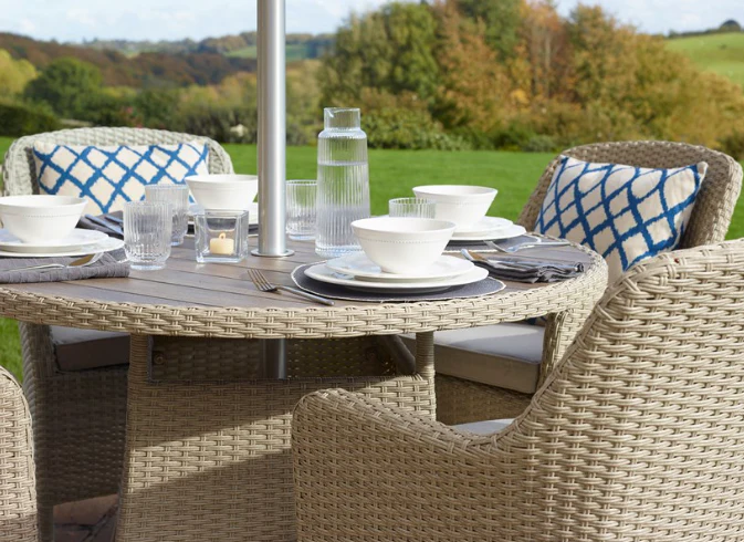 TETBURY 4 SEAT SET 110CM PARASOL & BASE - Image 2